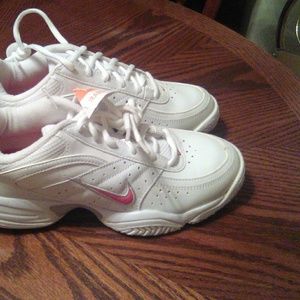 Nike XDR tennis shoes